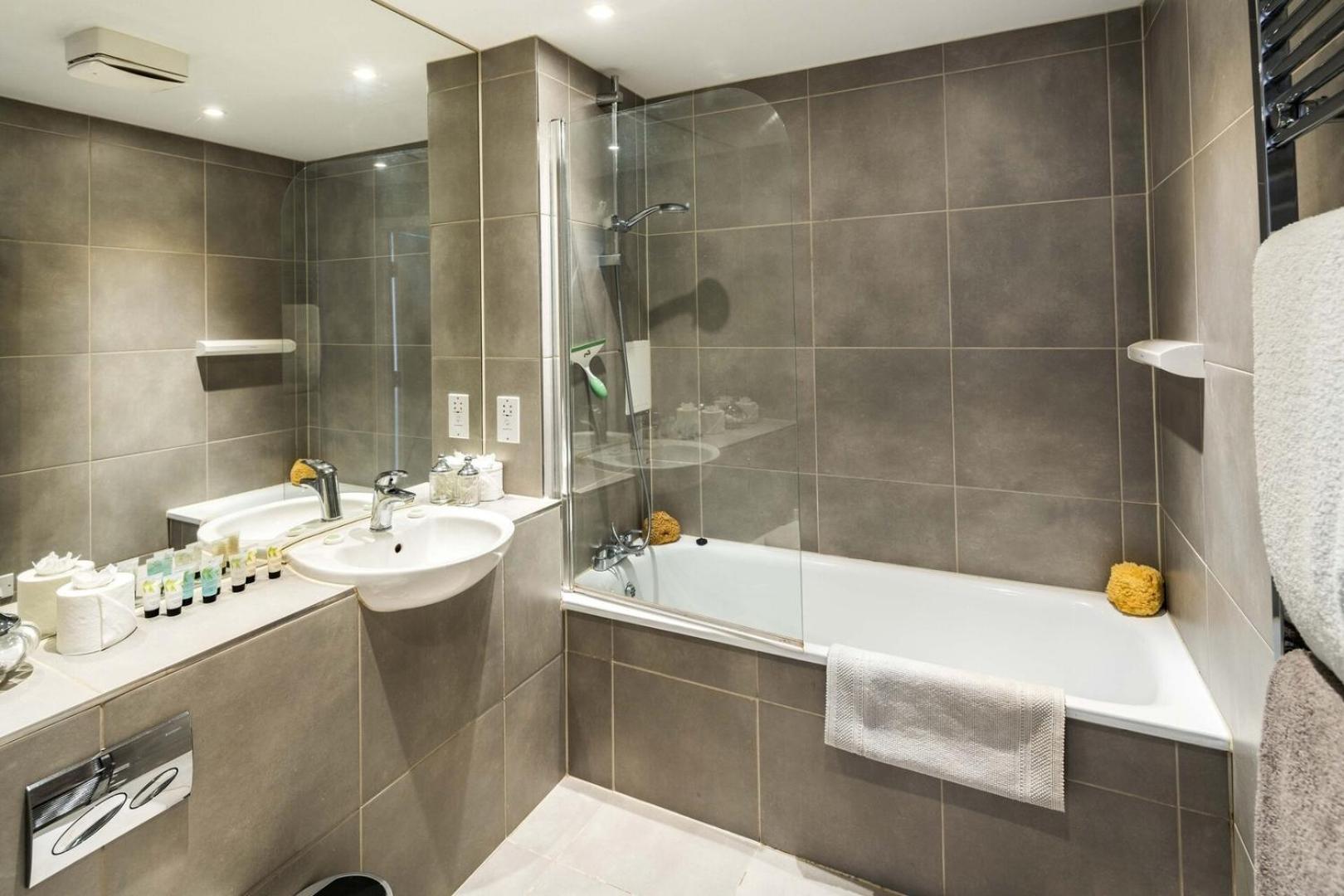 Apartment Shiny & Comfy With Underground Links Nearby! *