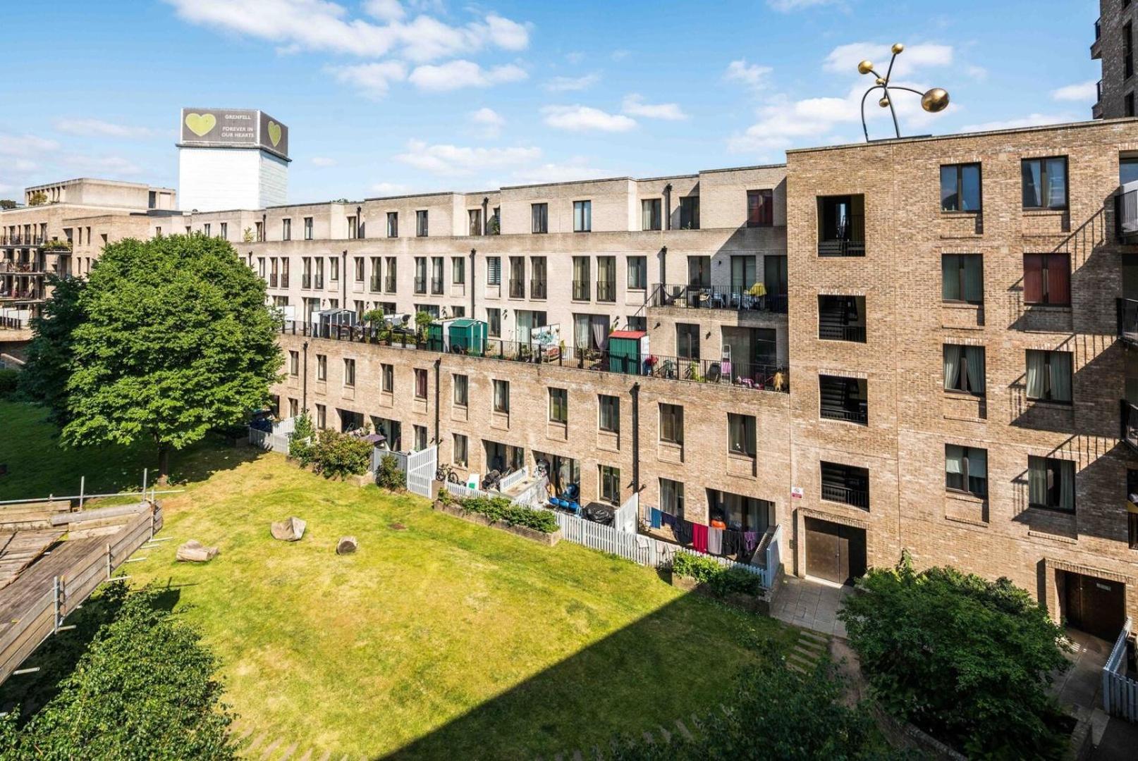 Apartment Shiny & Comfy With Underground Links Nearby!